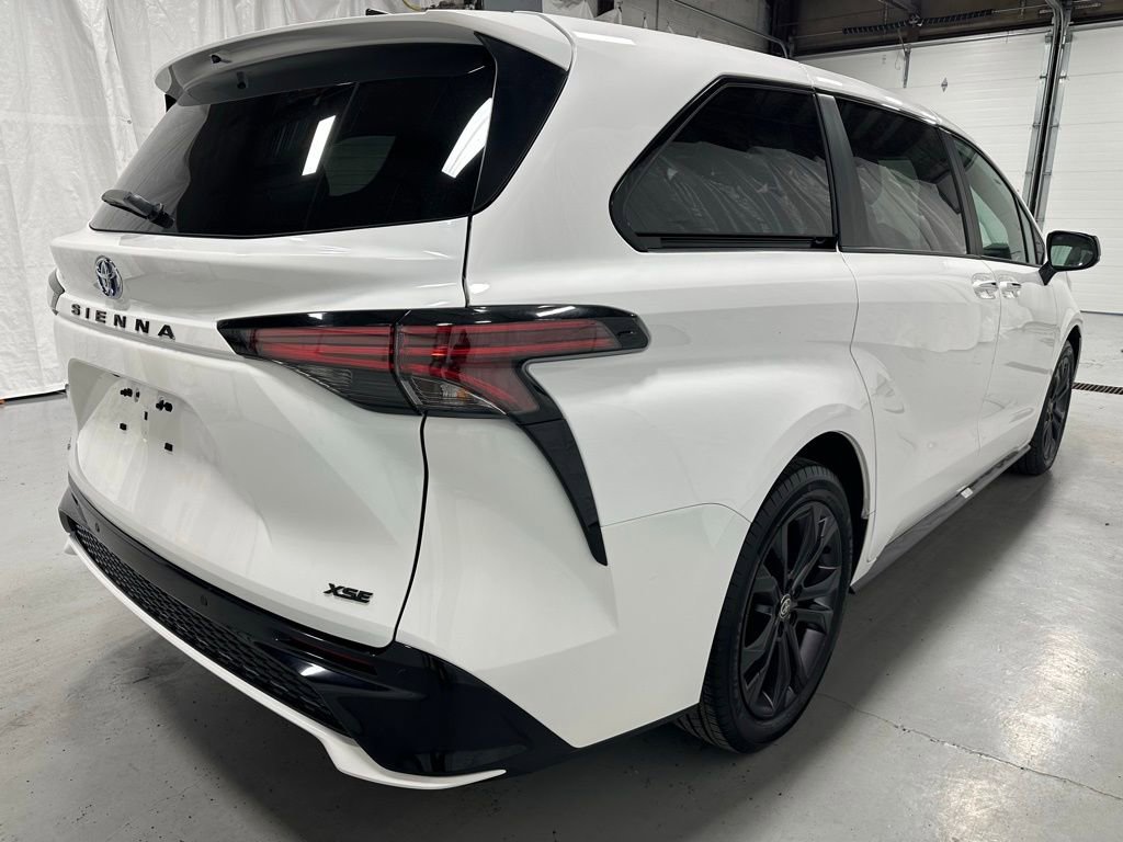 Used 2025 Toyota Sienna XSE image 7