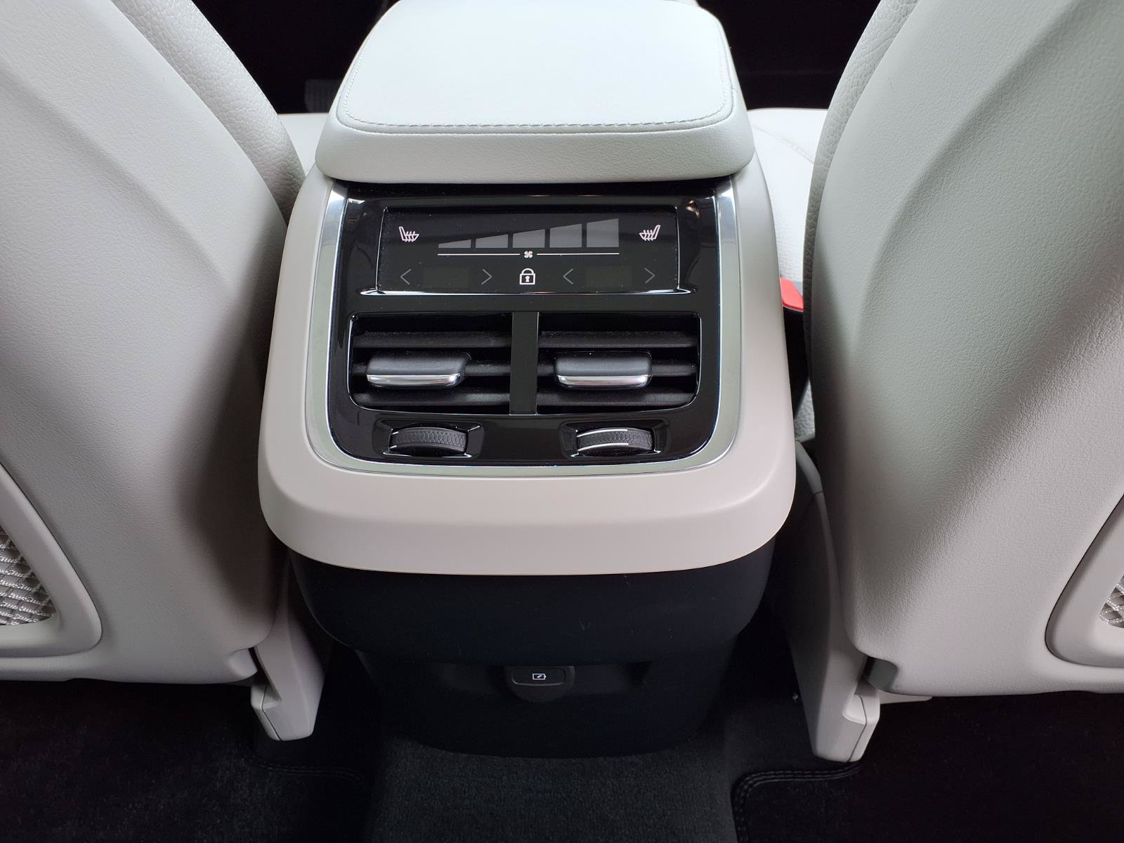 Certified 2023 Volvo XC90 B6 Plus AWD/4WD image 16