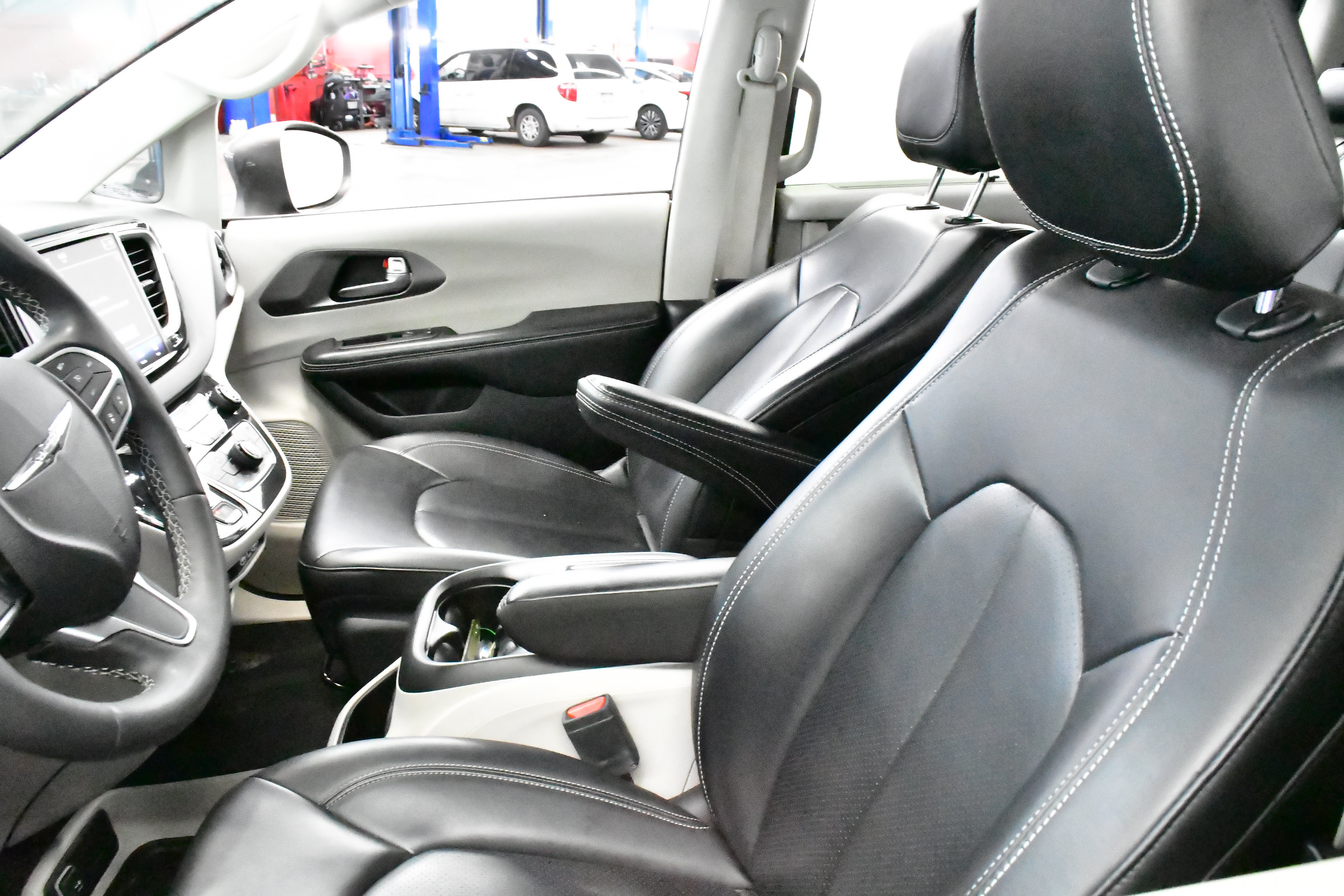 Used 2023 Chrysler Pacifica Touring-L FWD image 9