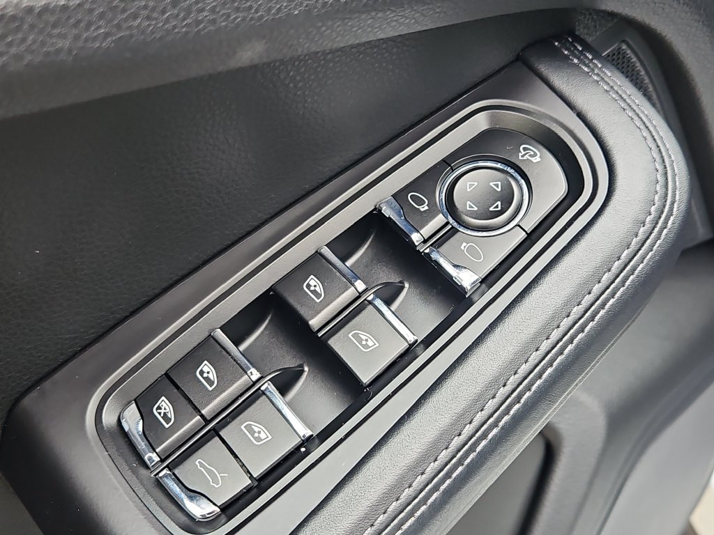 Certified 2023 Porsche Macan S AWD/4WD image 32