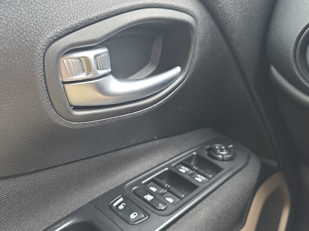 Used 2017 Jeep Renegade Latitude w/ Cold Weather Group AWD/4WD image 11