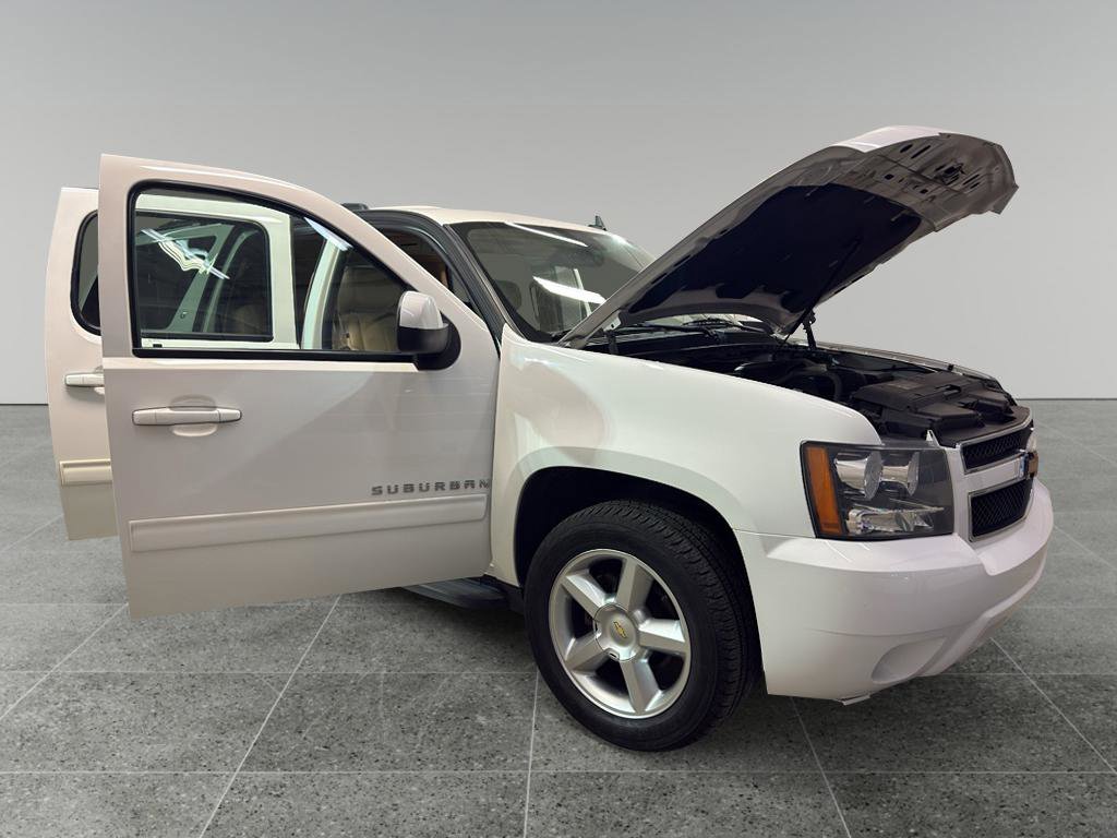 Used 2014 Chevrolet Suburban LT w/ Luxury Package image 7