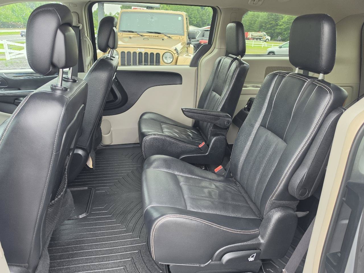 Used 2014 Chrysler Town & Country Touring FWD image 4