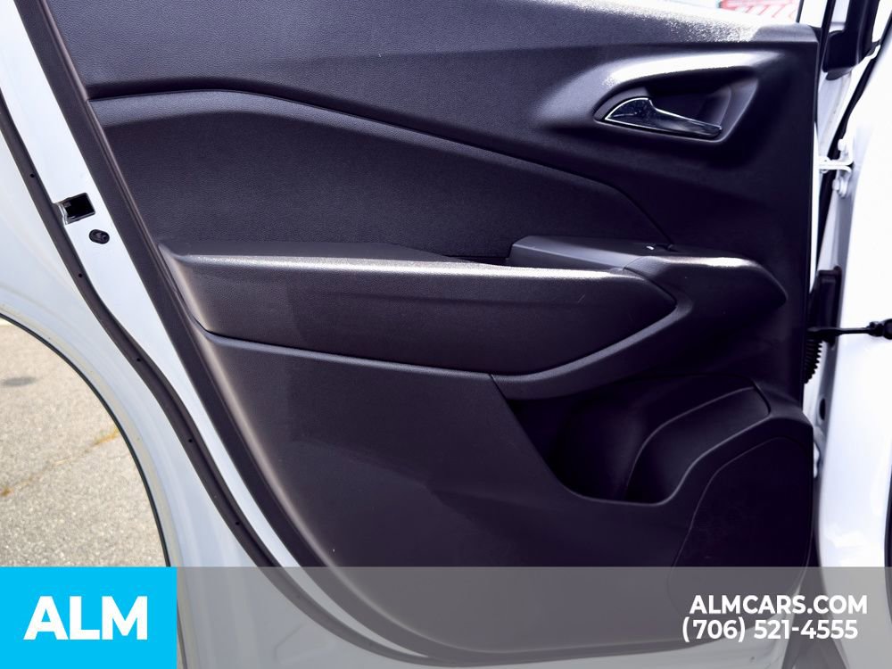 Used 2025 Chevrolet Trax RS w/ Sunroof Package image 16