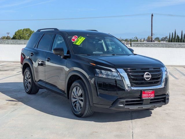 Used 2025 Nissan Pathfinder SV FWD image 3