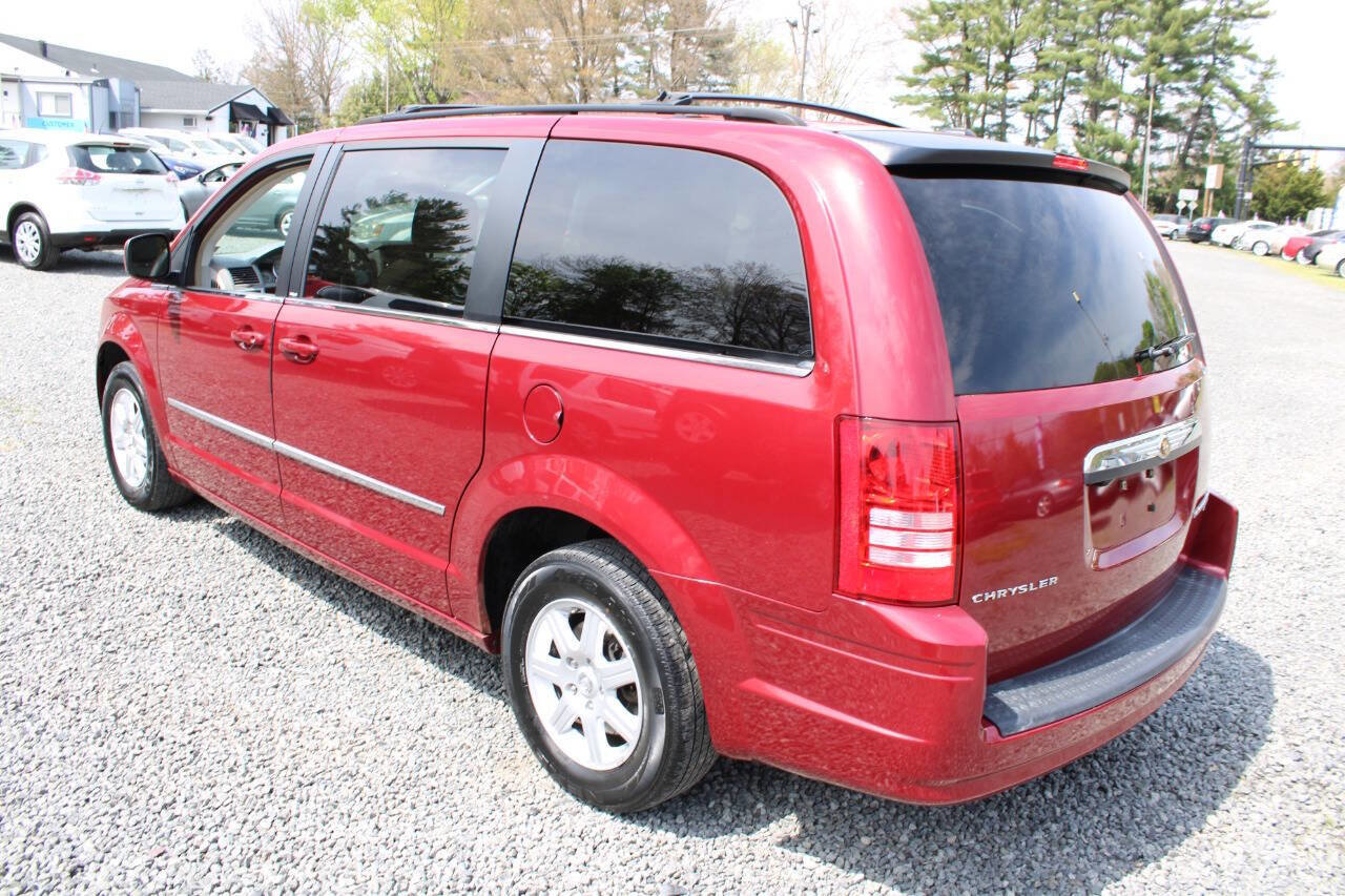 Used 2010 Chrysler Town & Country Touring w/ Entertainment Group #2 FWD image 9