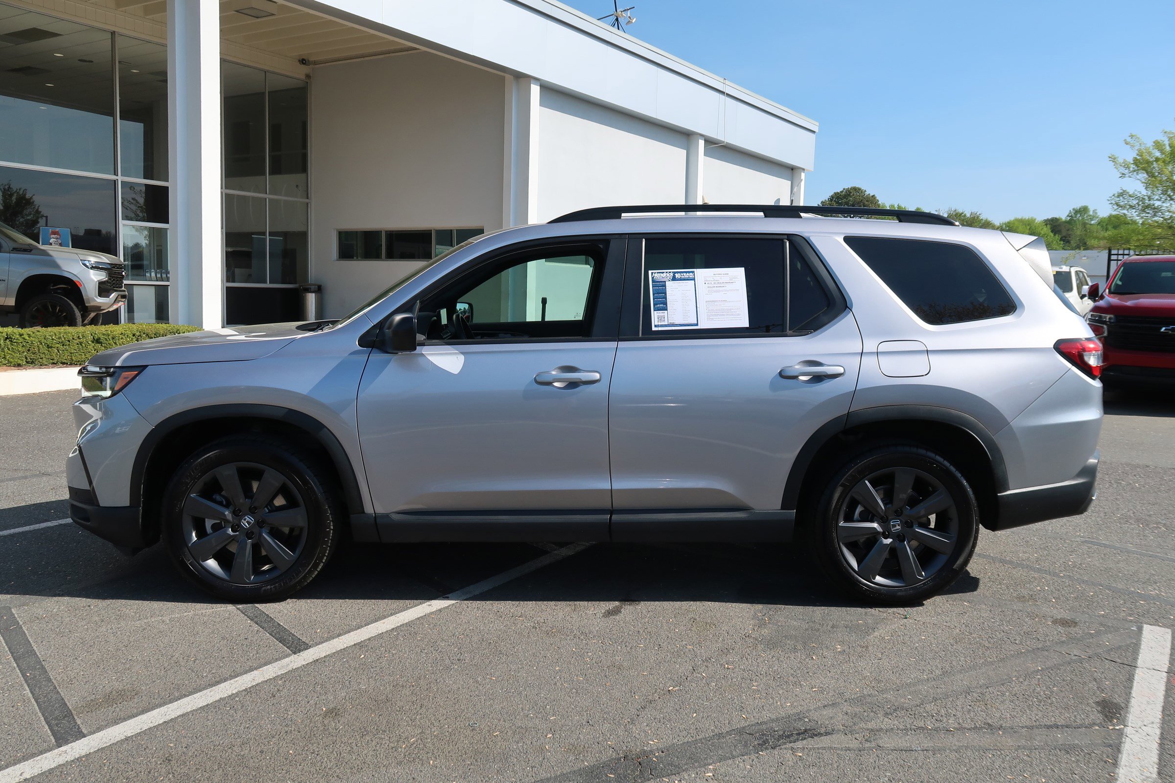 Used 2025 Honda Pilot Sport image 7