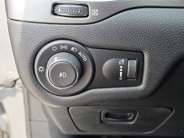 Certified 2019 Jeep Cherokee Latitude w/ Popular Appearance Group FWD image 27