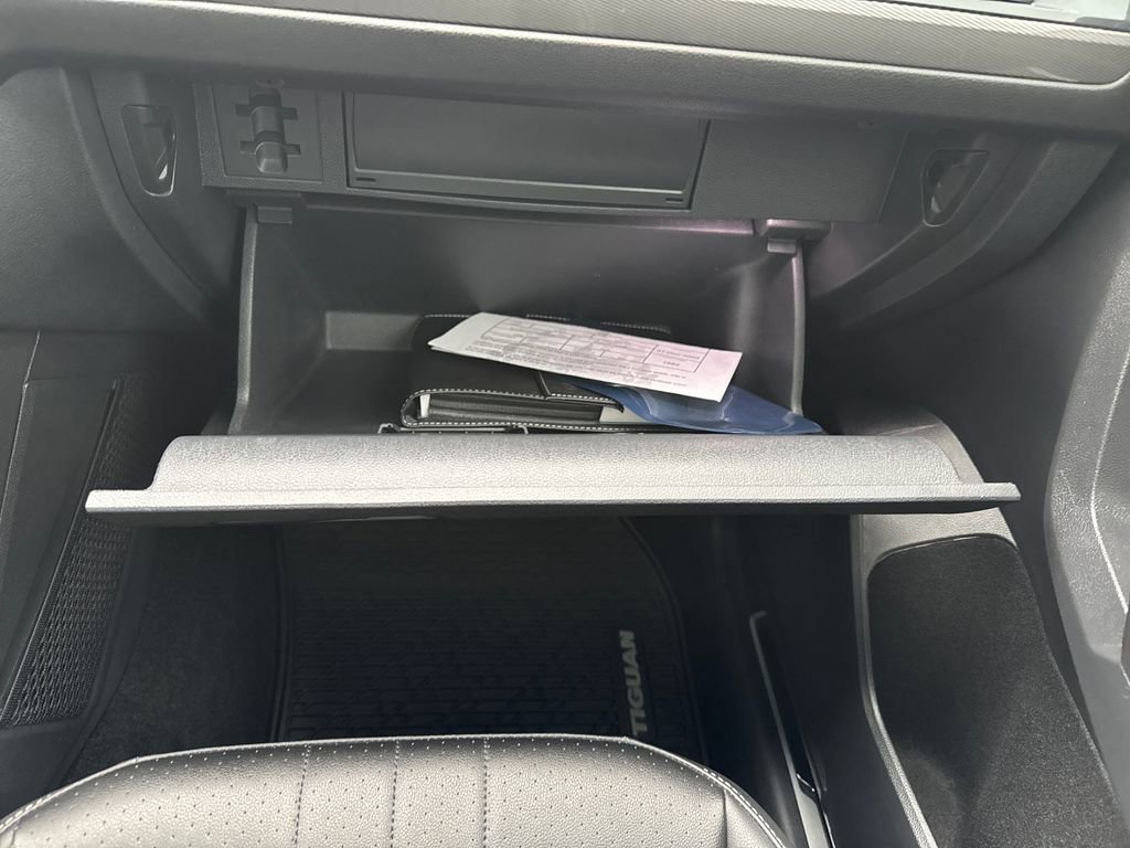 Used 2024 Volkswagen Tiguan SE R-Line image 32