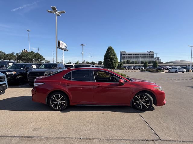 Used 2020 Toyota Camry SE w/ Convenience Package FWD image 4
