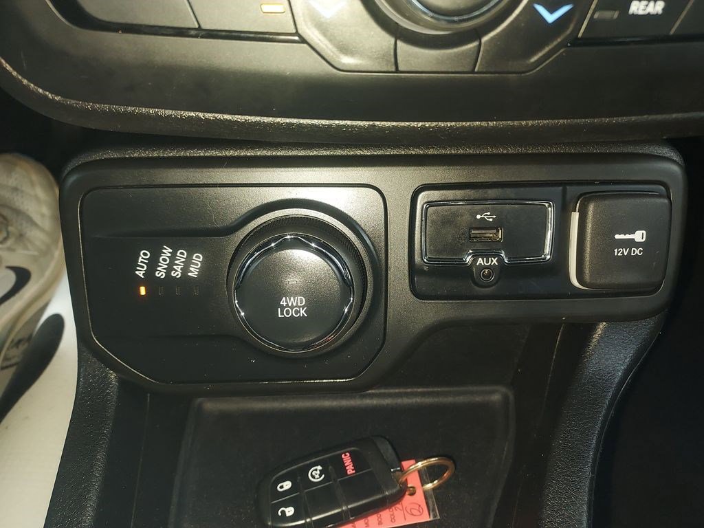 Used 2018 Jeep Renegade Limited w/ UConnect 8.4 Nav Group AWD/4WD image 16