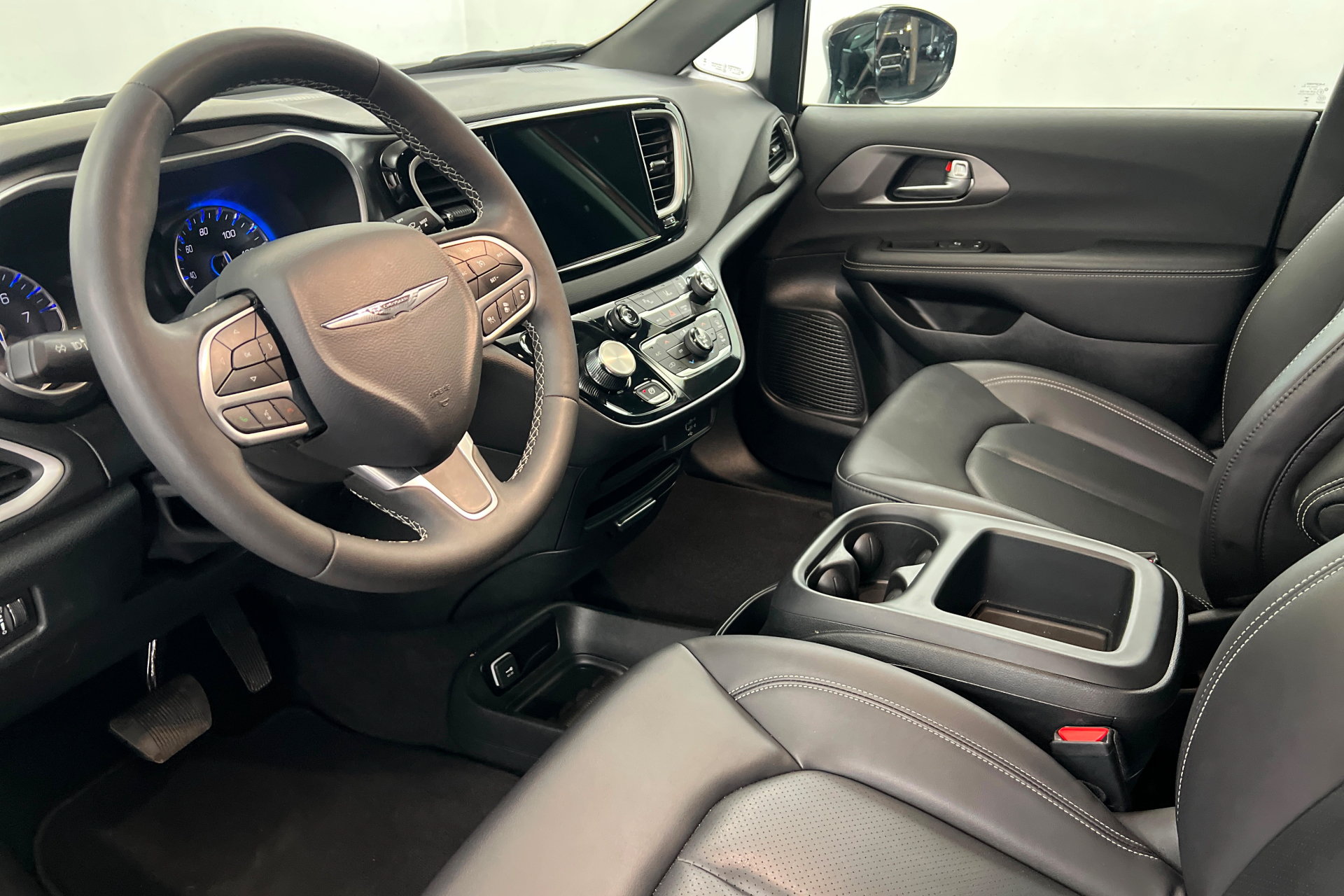 Used 2026 Chrysler Pacifica Select FWD image 16