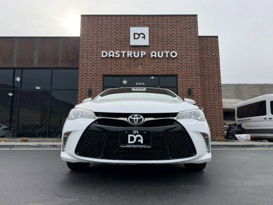 Used 2016 Toyota Camry SE image 2