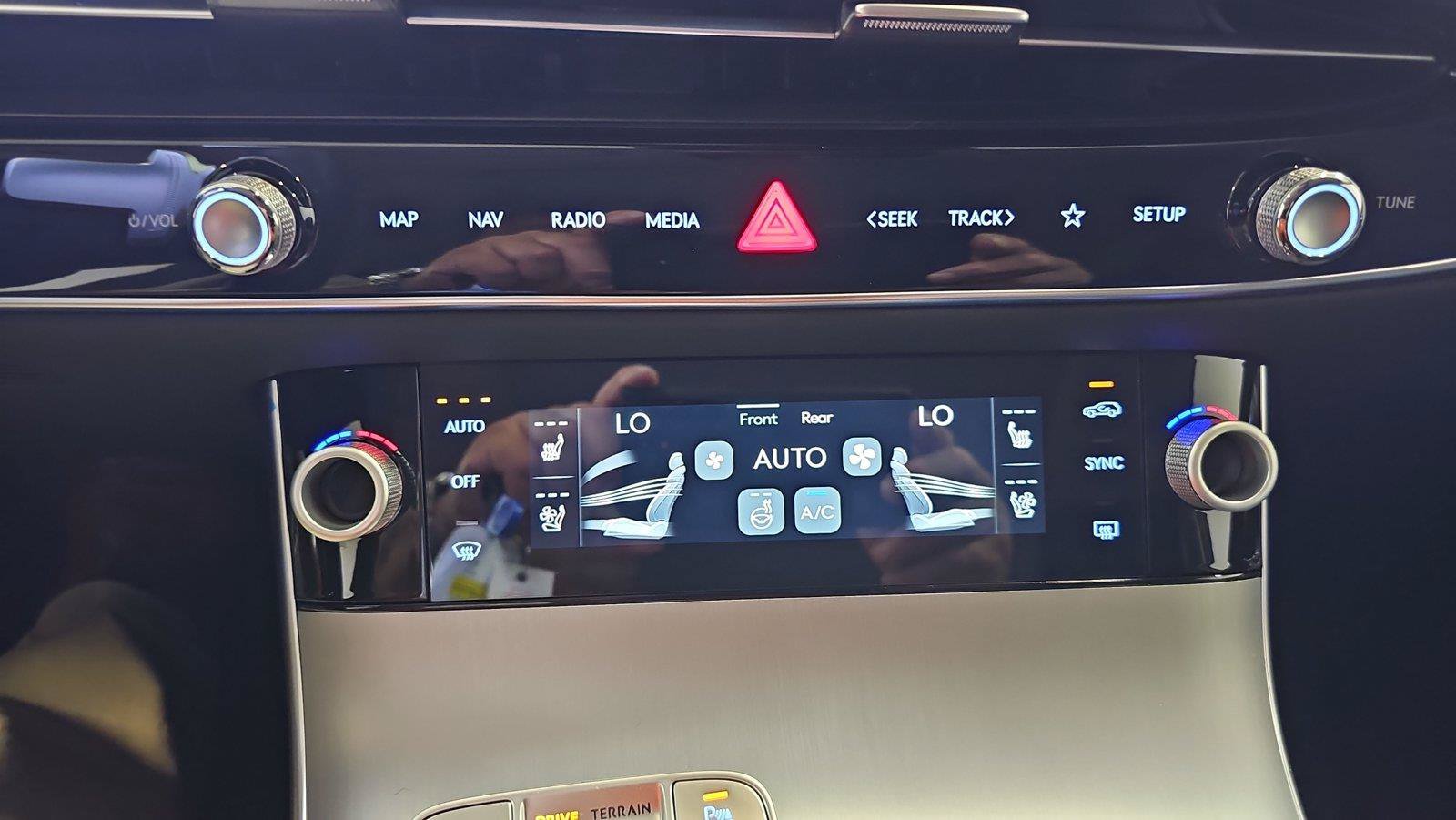 New 2027 Genesis GV70 2.5T Advanced AWD/4WD image 18