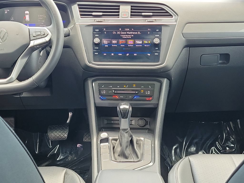 Used 2023 Volkswagen Tiguan SE w/ Panoramic Sunroof Package FWD image 16