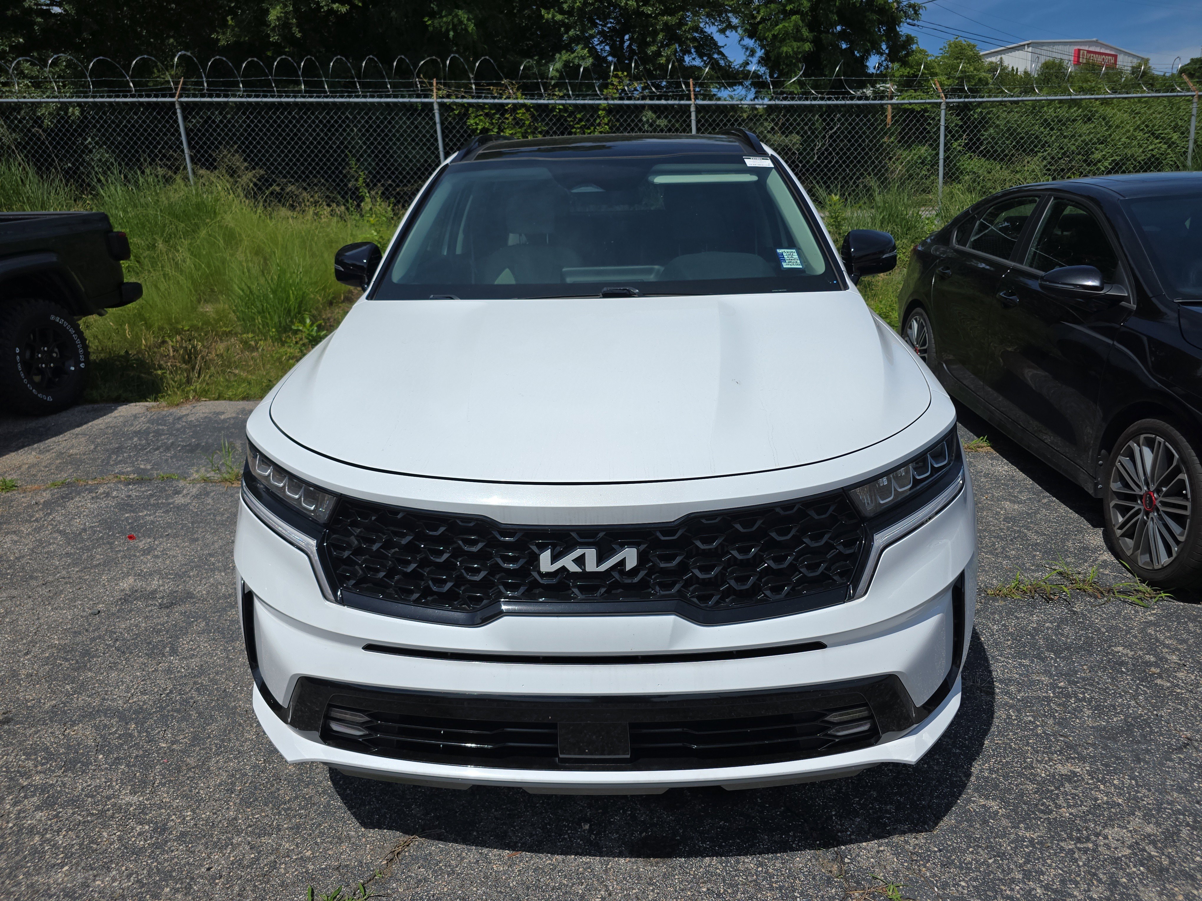 Used 2022 Kia Sorento EX w/ Panoramic Sunroof Package FWD image 2