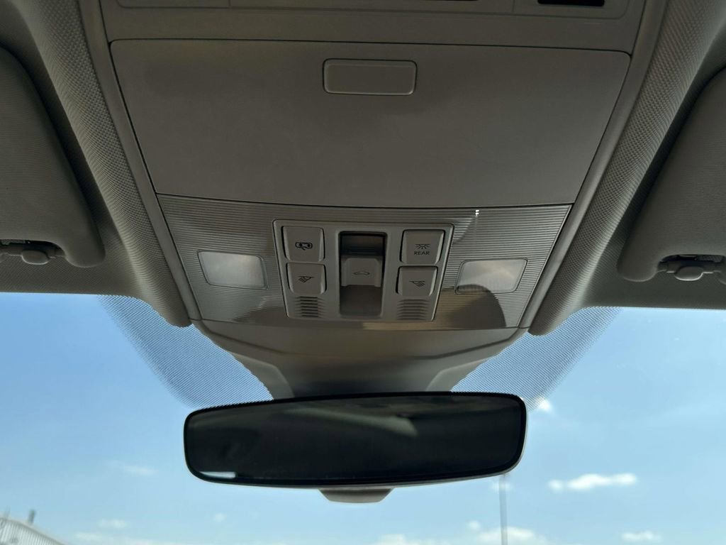 Used 2025 Volkswagen Jetta SE w/ Sunroof Package image 32