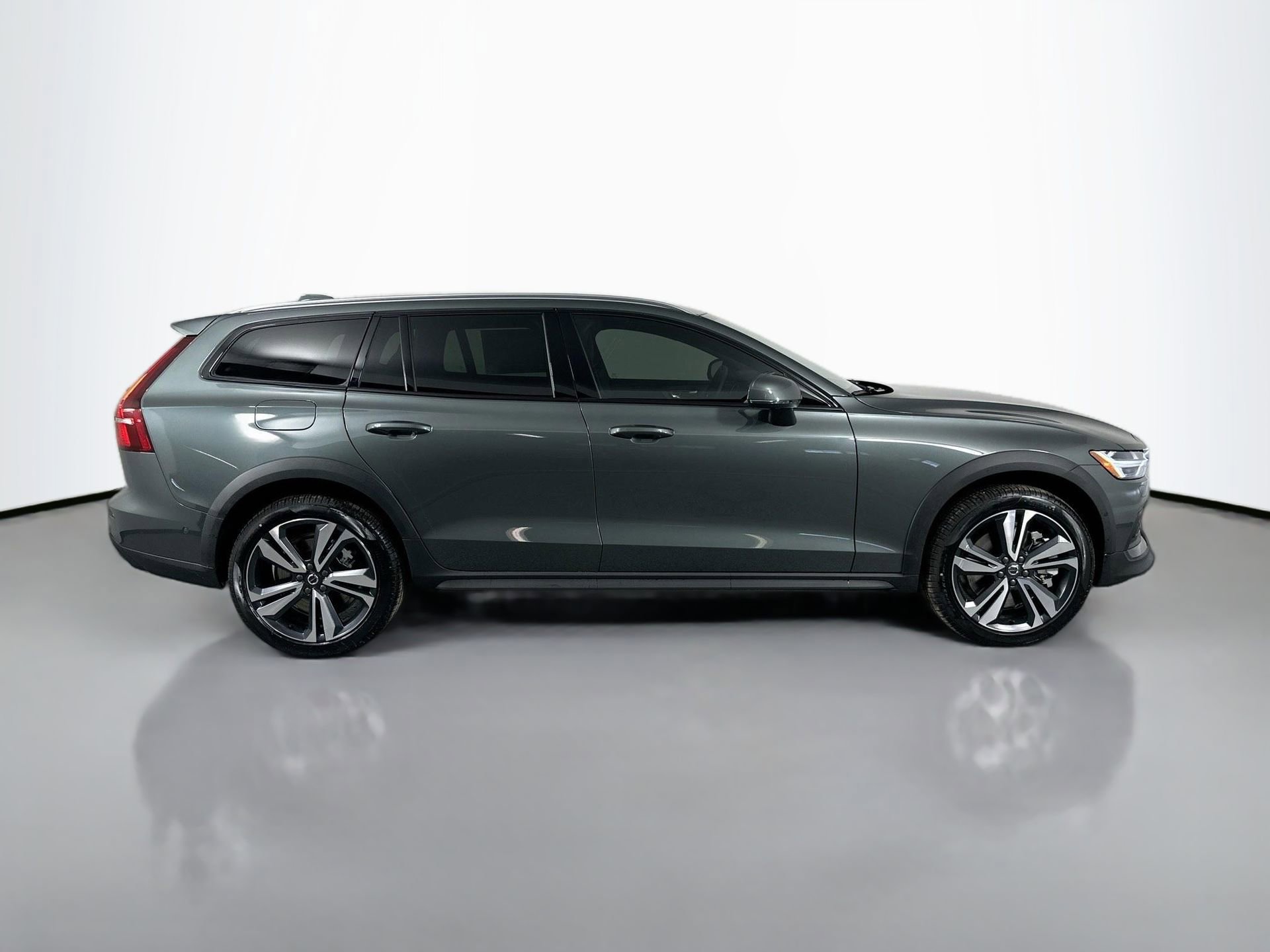 New 2026 Volvo V60 B5 Cross Country Plus w/ Climate Package image 4
