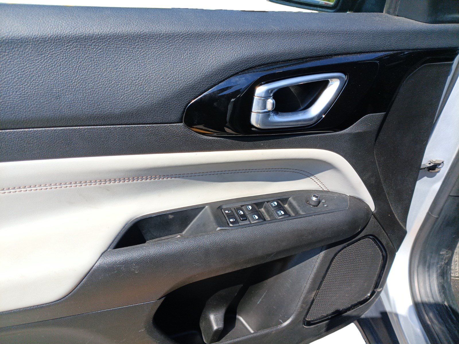 Used 2025 Jeep Compass Limited AWD/4WD image 9