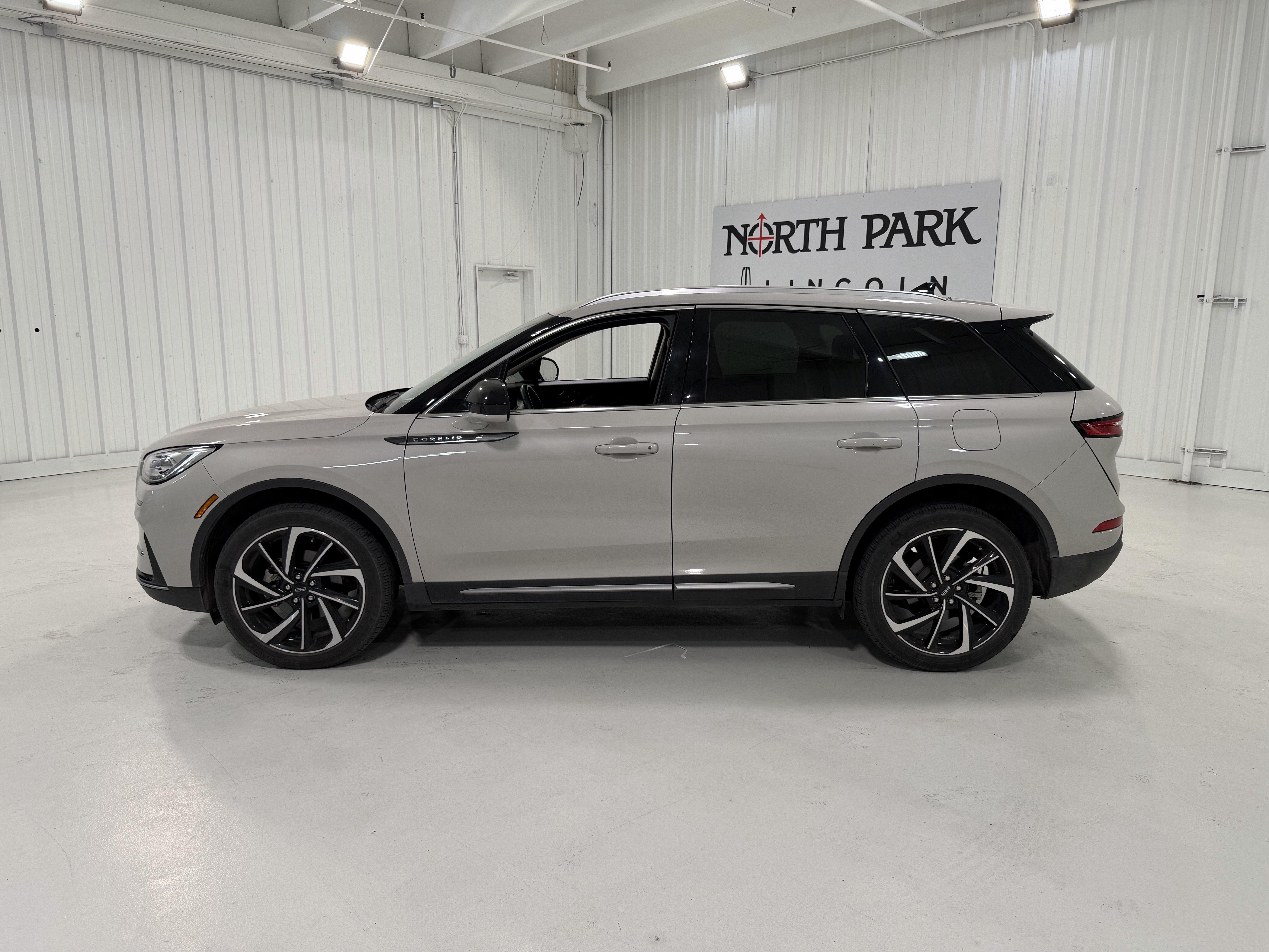 Used 2023 Lincoln Corsair Reserve FWD image 2