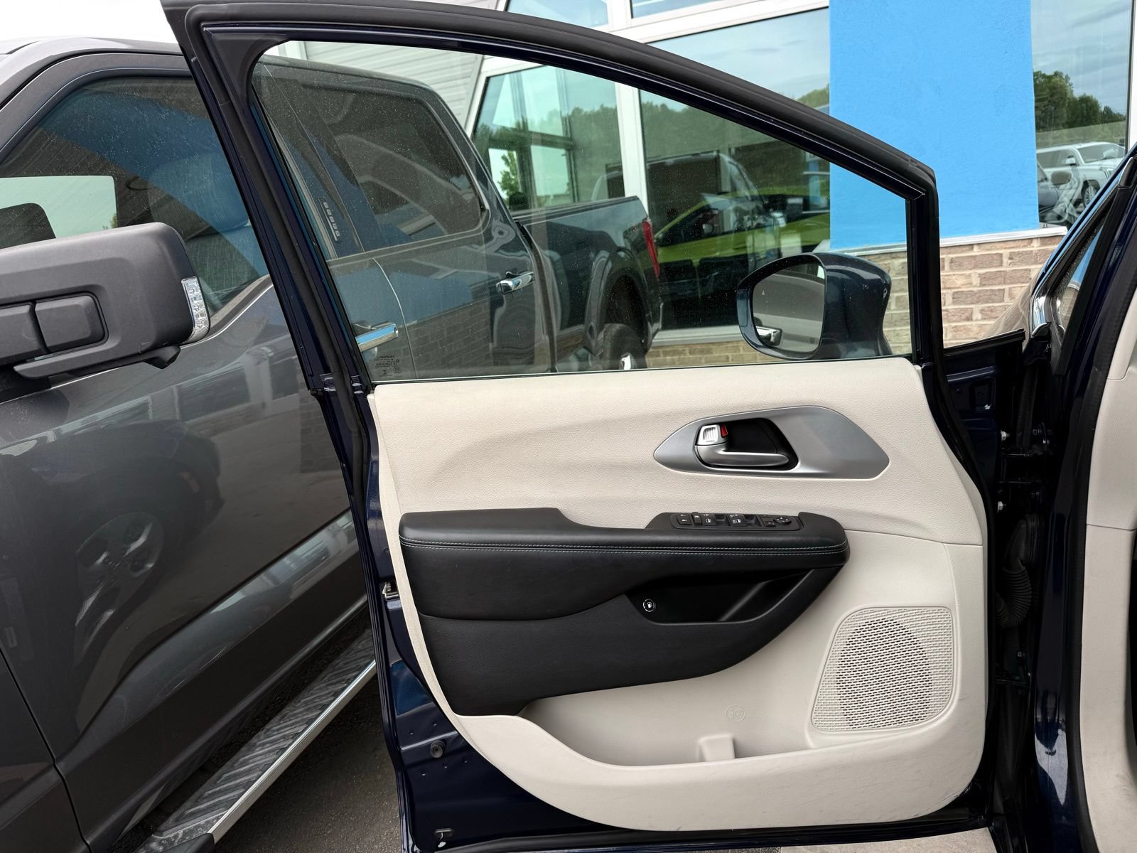 Used 2018 Chrysler Pacifica Touring Plus FWD image 18