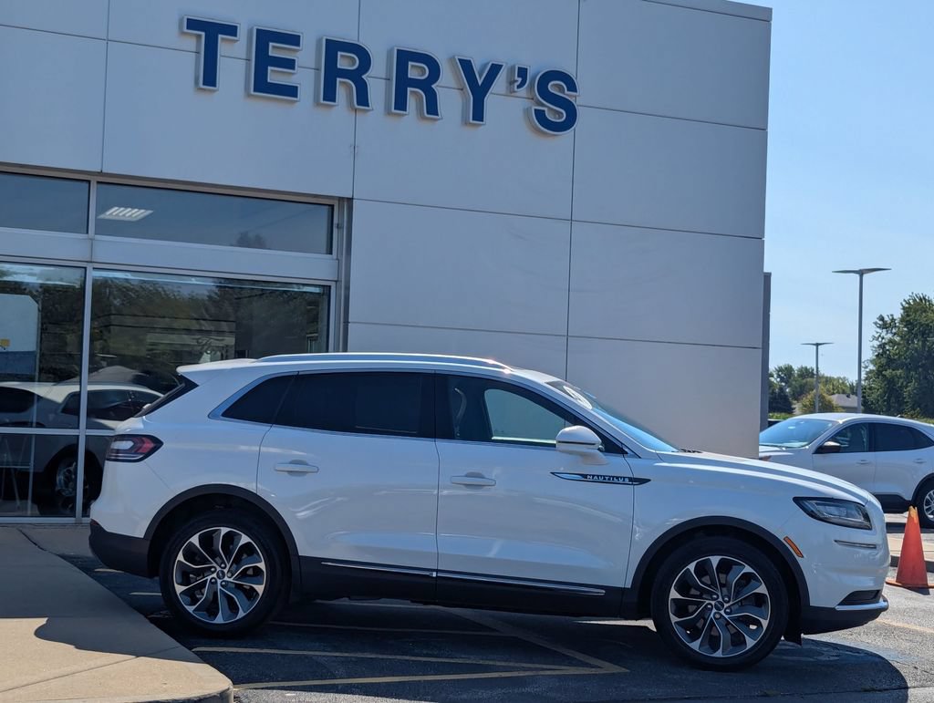 Used 2023 Lincoln Nautilus Reserve AWD/4WD image 2