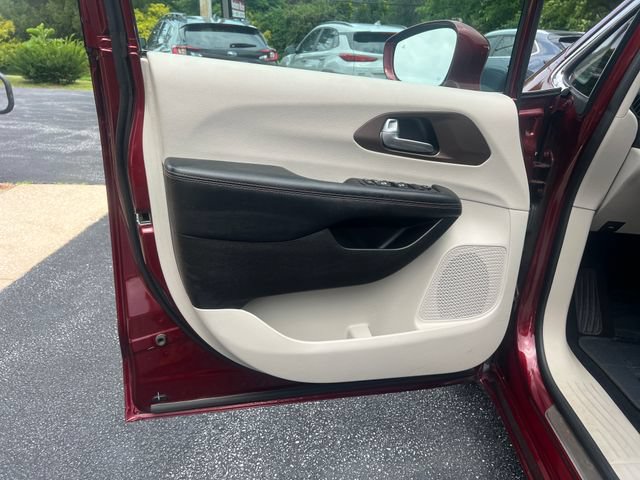 Used 2017 Chrysler Pacifica Touring-L Plus w/ Advanced Safetytec Group FWD image 8