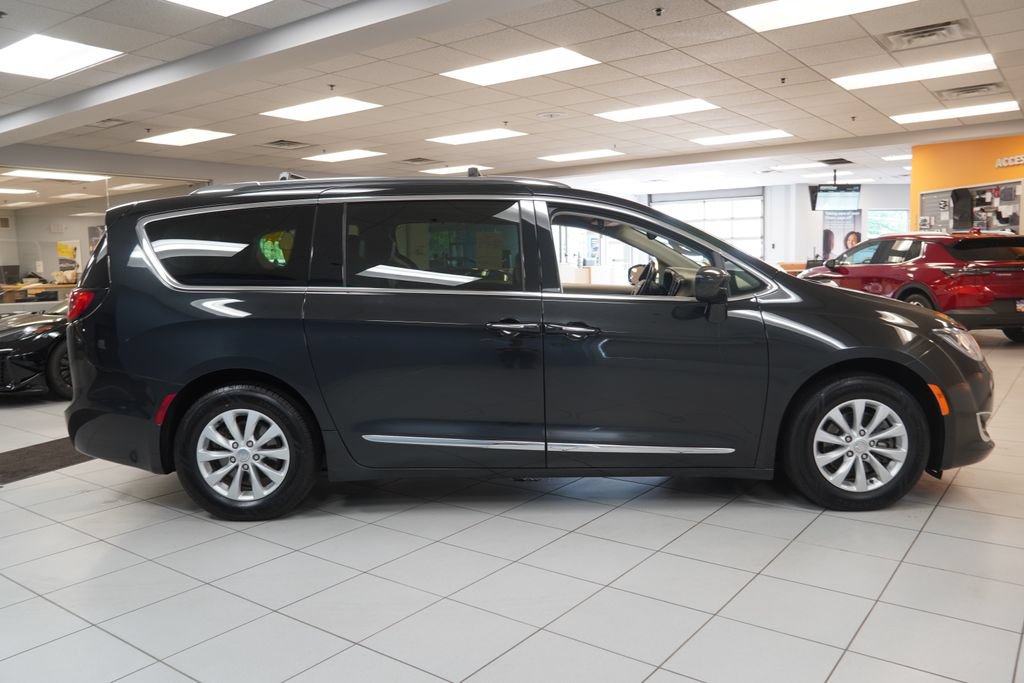 Used 2019 Chrysler Pacifica Touring-L FWD image 13