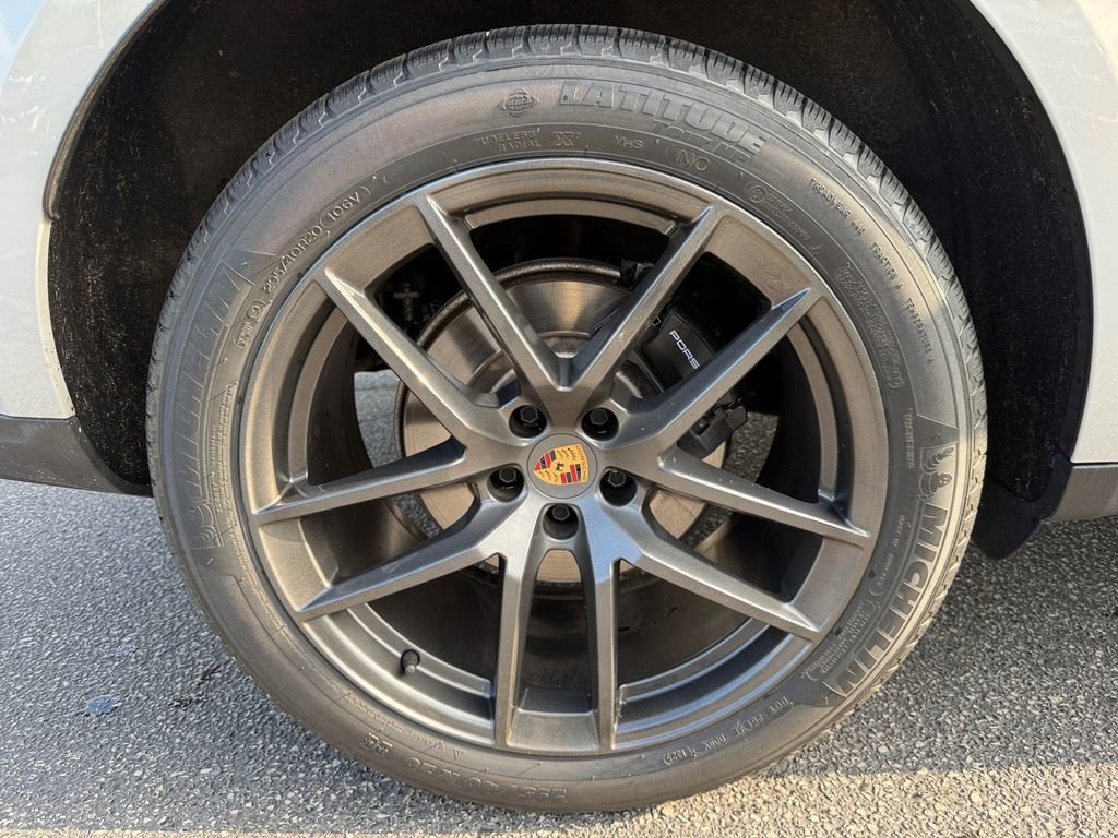 Used 2023 Porsche Macan Turbo AWD/4WD image 17