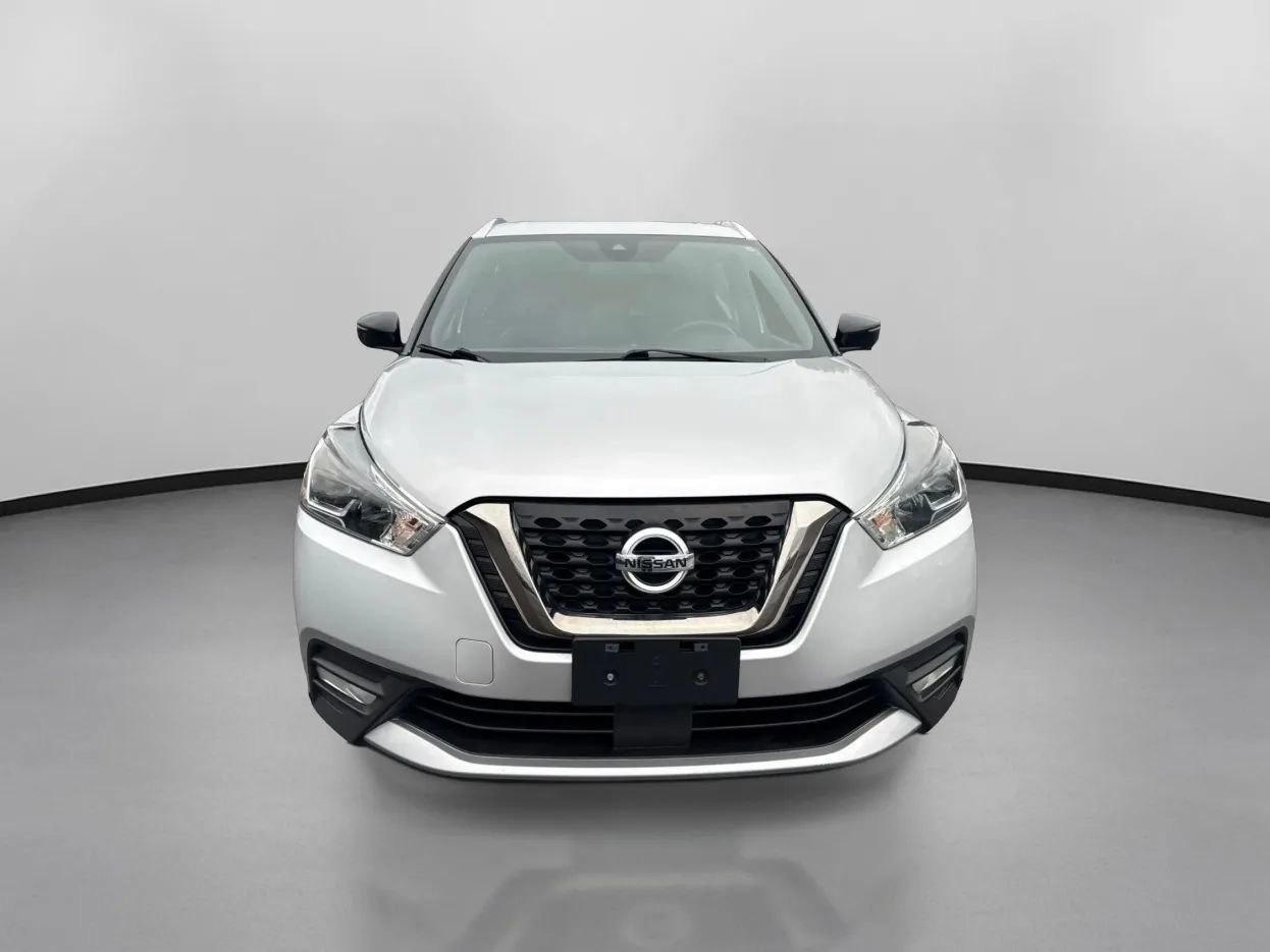 Used 2020 Nissan Kicks SR image 2