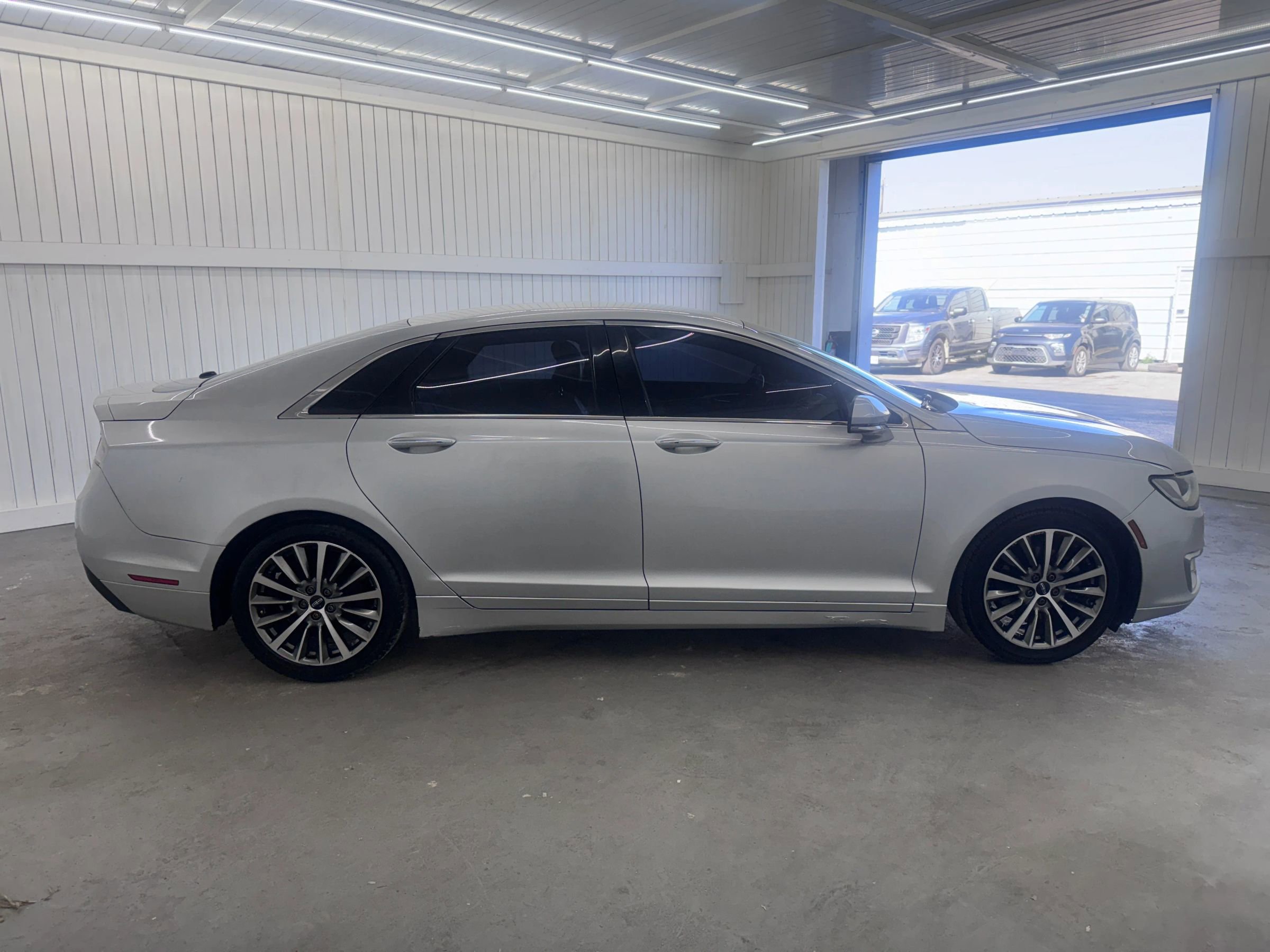 Used 2017 Lincoln MKZ Select image 4