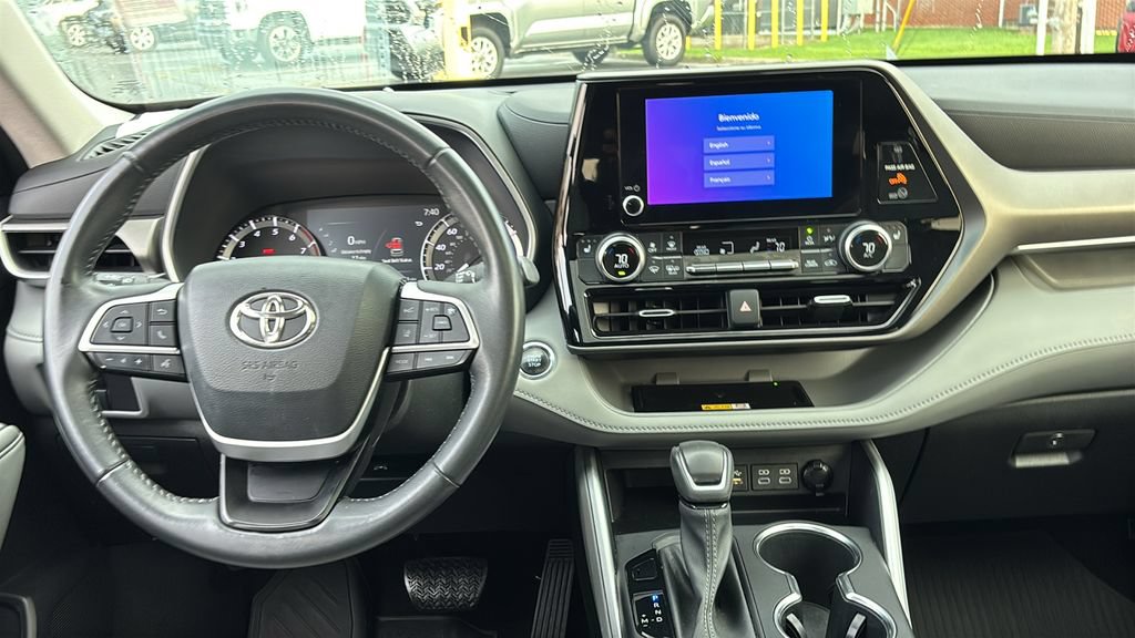 Used 2023 Toyota Highlander XLE AWD/4WD image 9