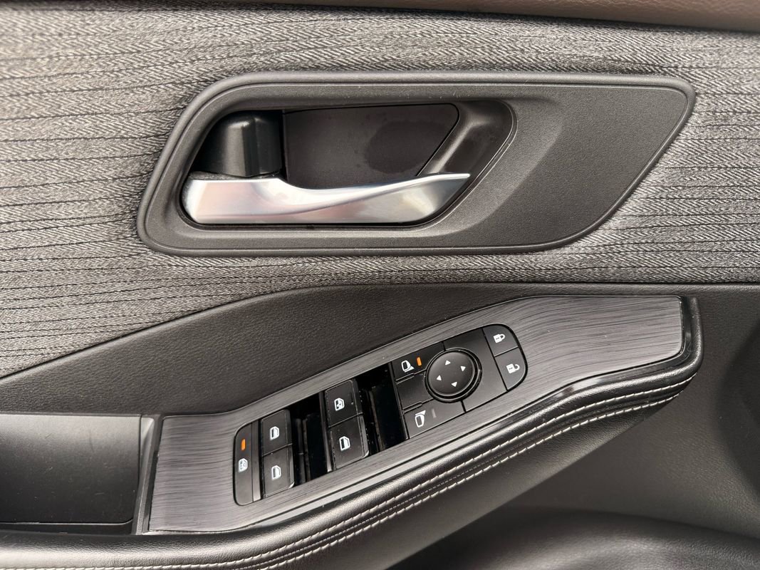 Used 2021 Nissan Rogue SV AWD/4WD image 16