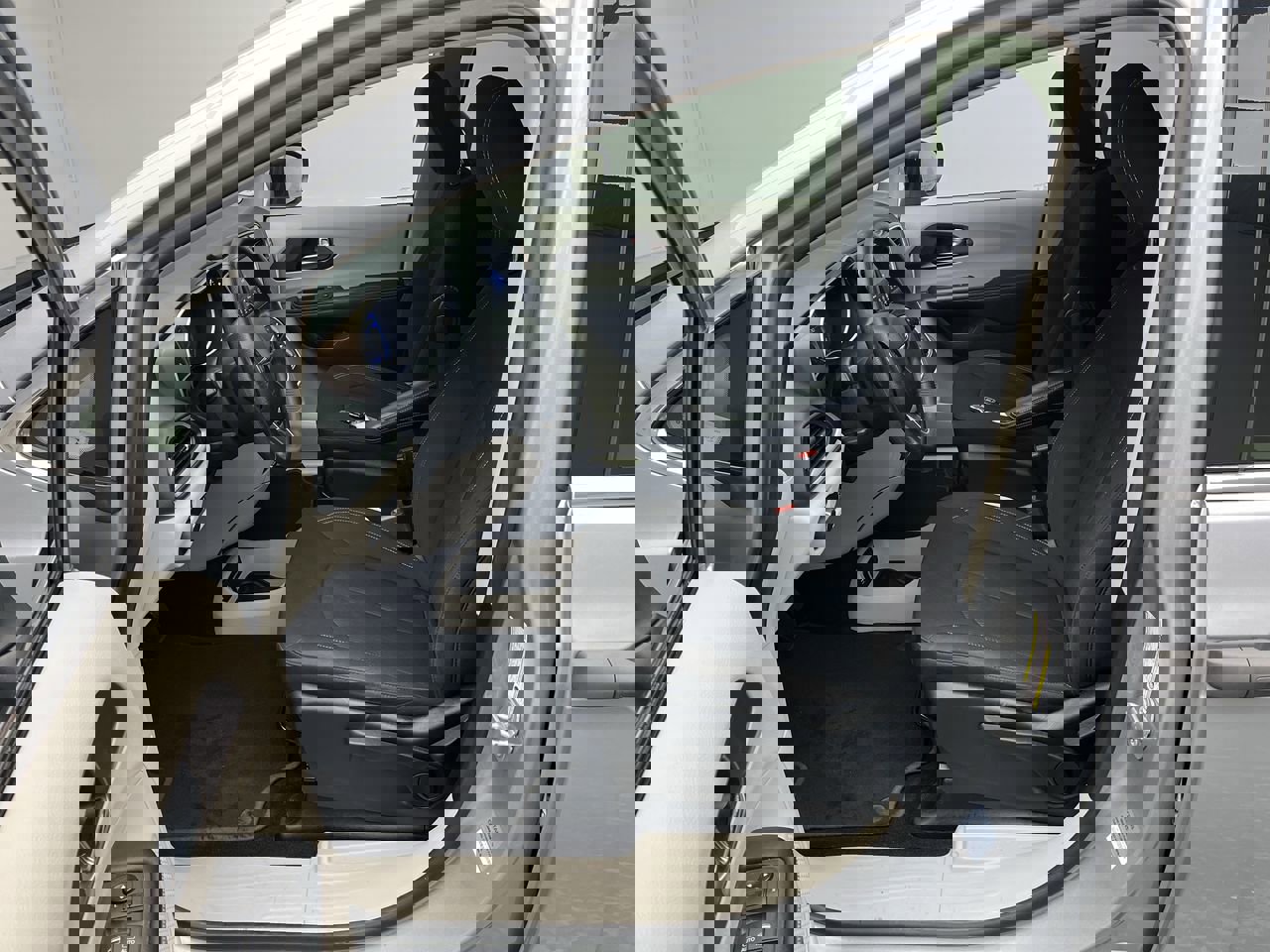 Used 2021 Chrysler Voyager L image 3