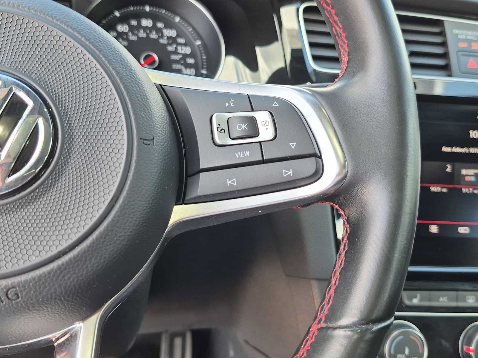 Used 2019 Volkswagen GTI SE FWD image 26