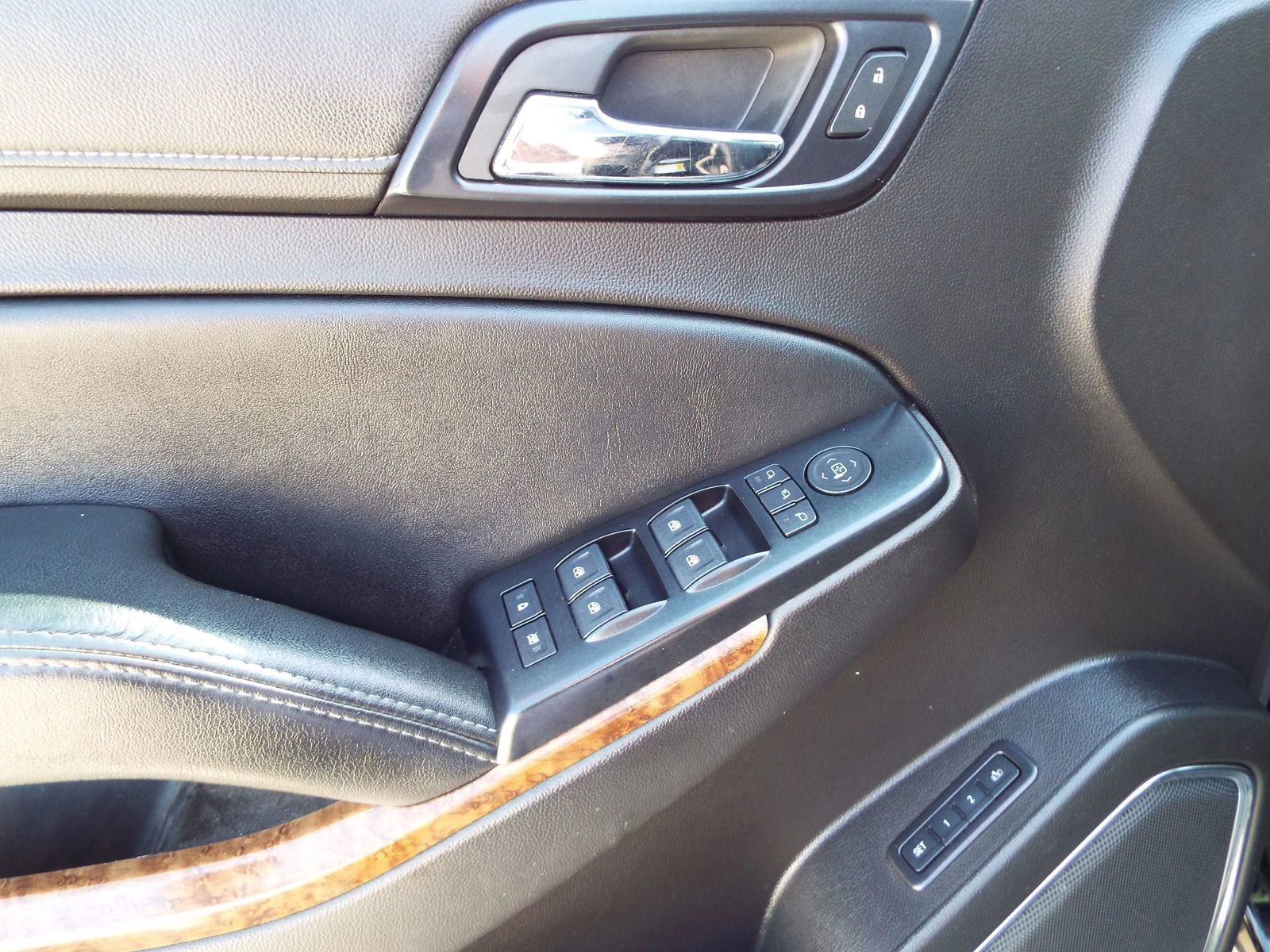 Used 2015 Chevrolet Suburban LTZ image 28