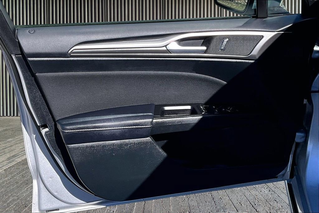 Used 2017 Ford Fusion SE w/ Equipment Group 201A image 24