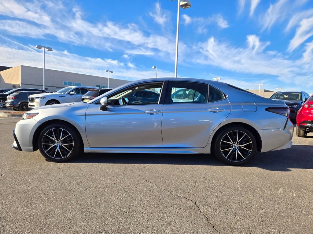 Used 2024 Toyota Camry SE image 3