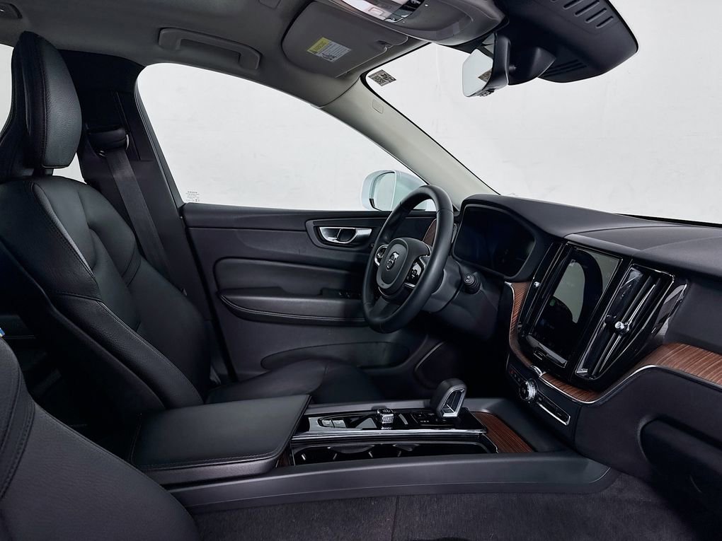 Used 2023 Volvo XC60 B5 Plus image 32