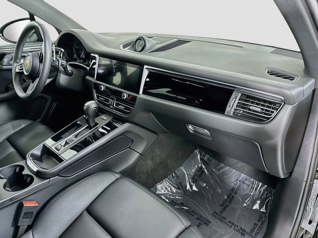 Certified 2026 Porsche Macan AWD/4WD image 31