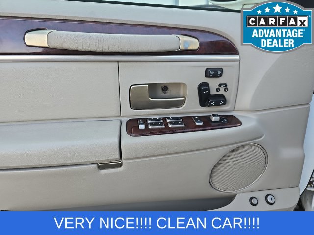 Used 2008 Lincoln Town Car Signature Limited RWD image 13