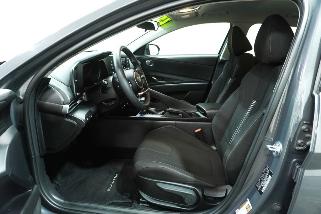 Used 2023 Hyundai Elantra SEL w/ Preferred Accessory Package FWD image 11