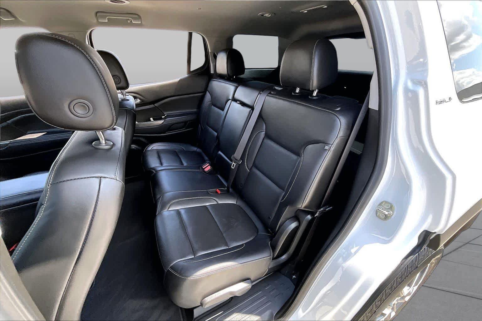 Used 2023 GMC Acadia SLT w/ Technology Package FWD image 19
