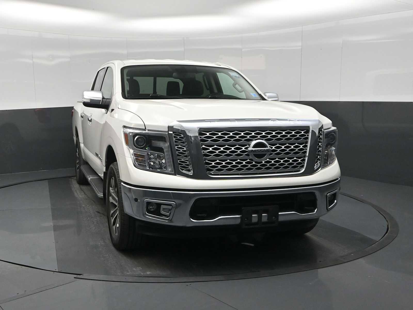 Used 2019 Nissan Titan SL image 3