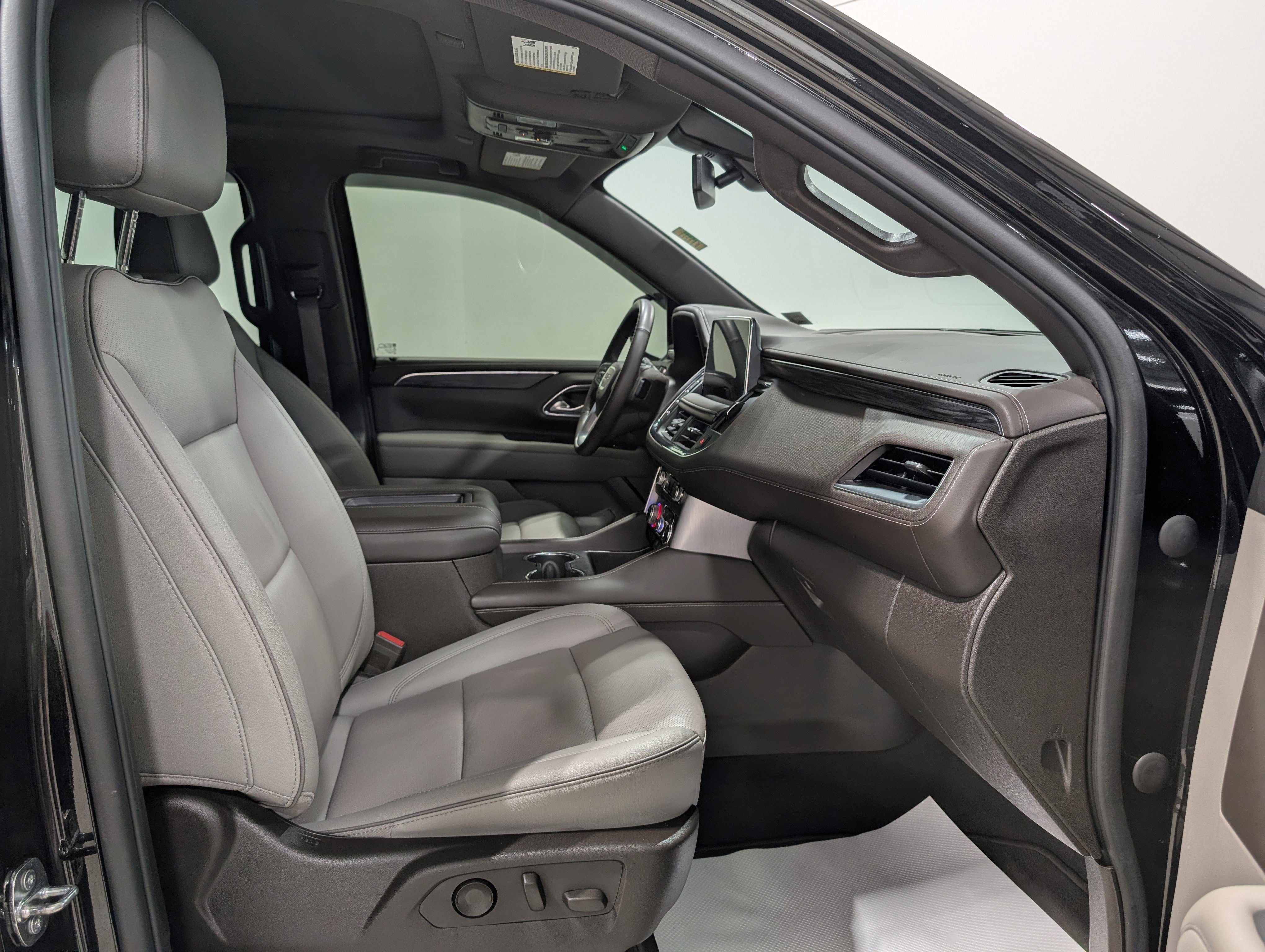 Used 2022 GMC Yukon XL SLT w/ SLT Luxury Package image 24