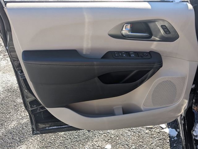 Used 2024 Chrysler Pacifica Touring-L image 10