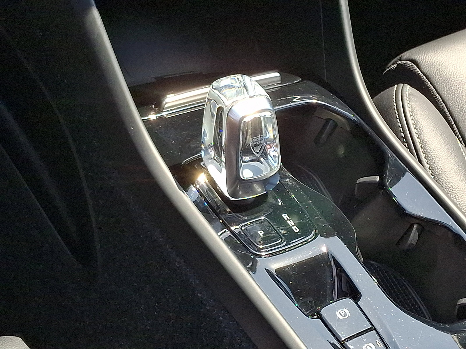 Certified 2023 Volvo XC40 B5 Plus w/ Driver Assist Package AWD/4WD image 14