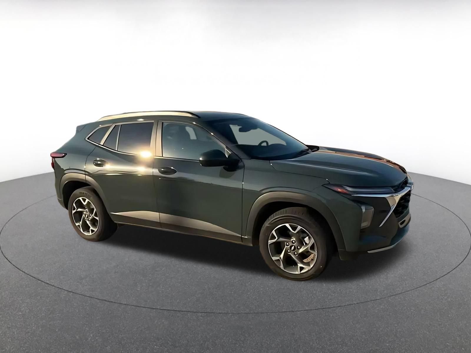 Used 2025 Chevrolet Trax LT w/ LT Convenience Package FWD image 2