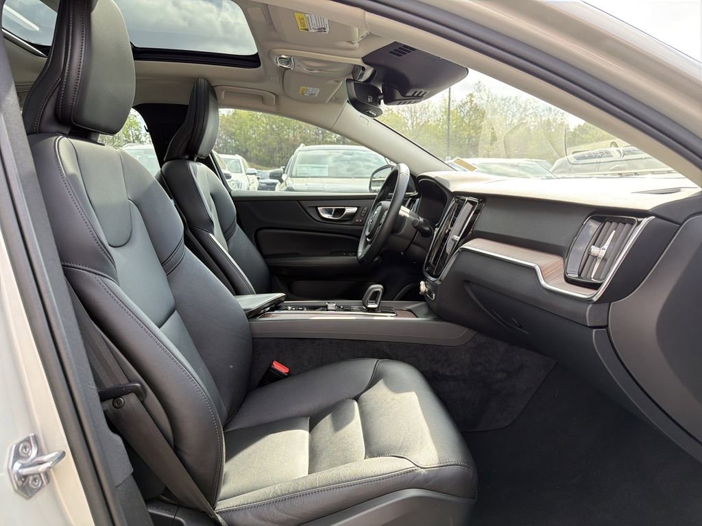 Used 2022 Volvo S60 B5 Momentum w/ Premium Package image 17