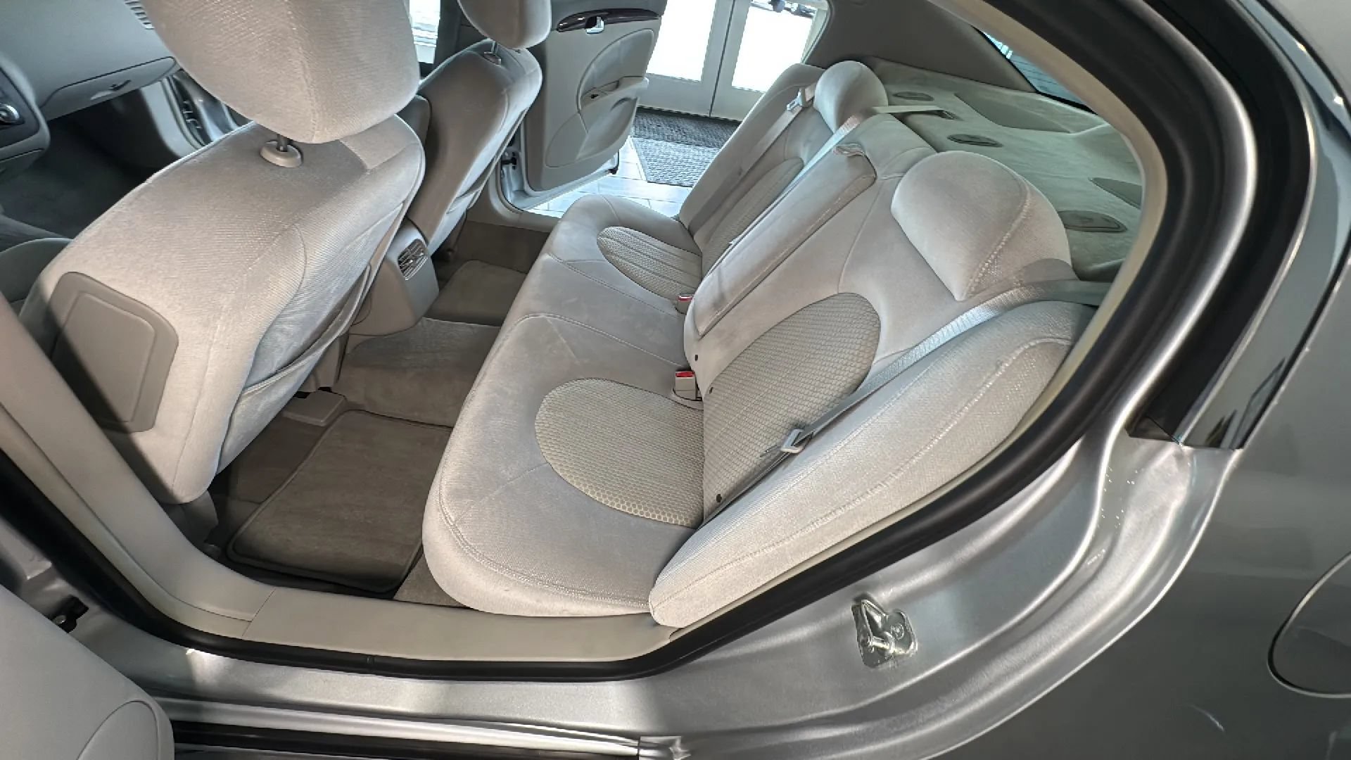 Used 2010 Buick Lucerne CX FWD image 38
